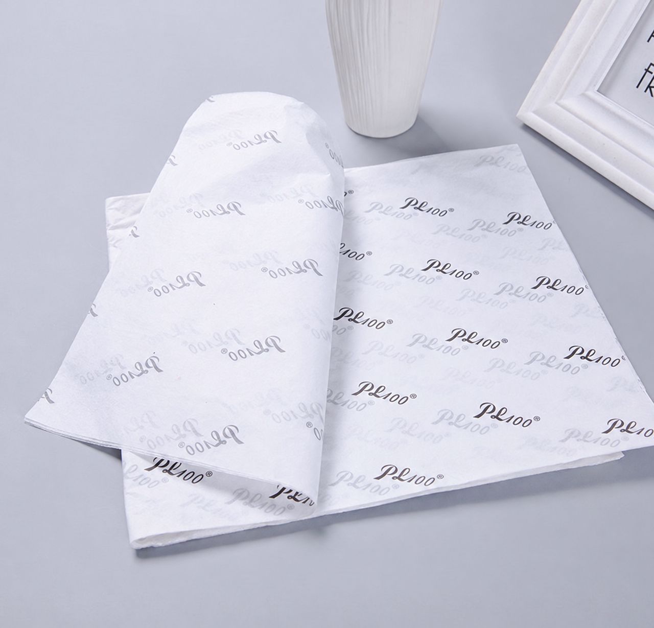 PL100 logolu beyaz baskılı pelur kağıdı