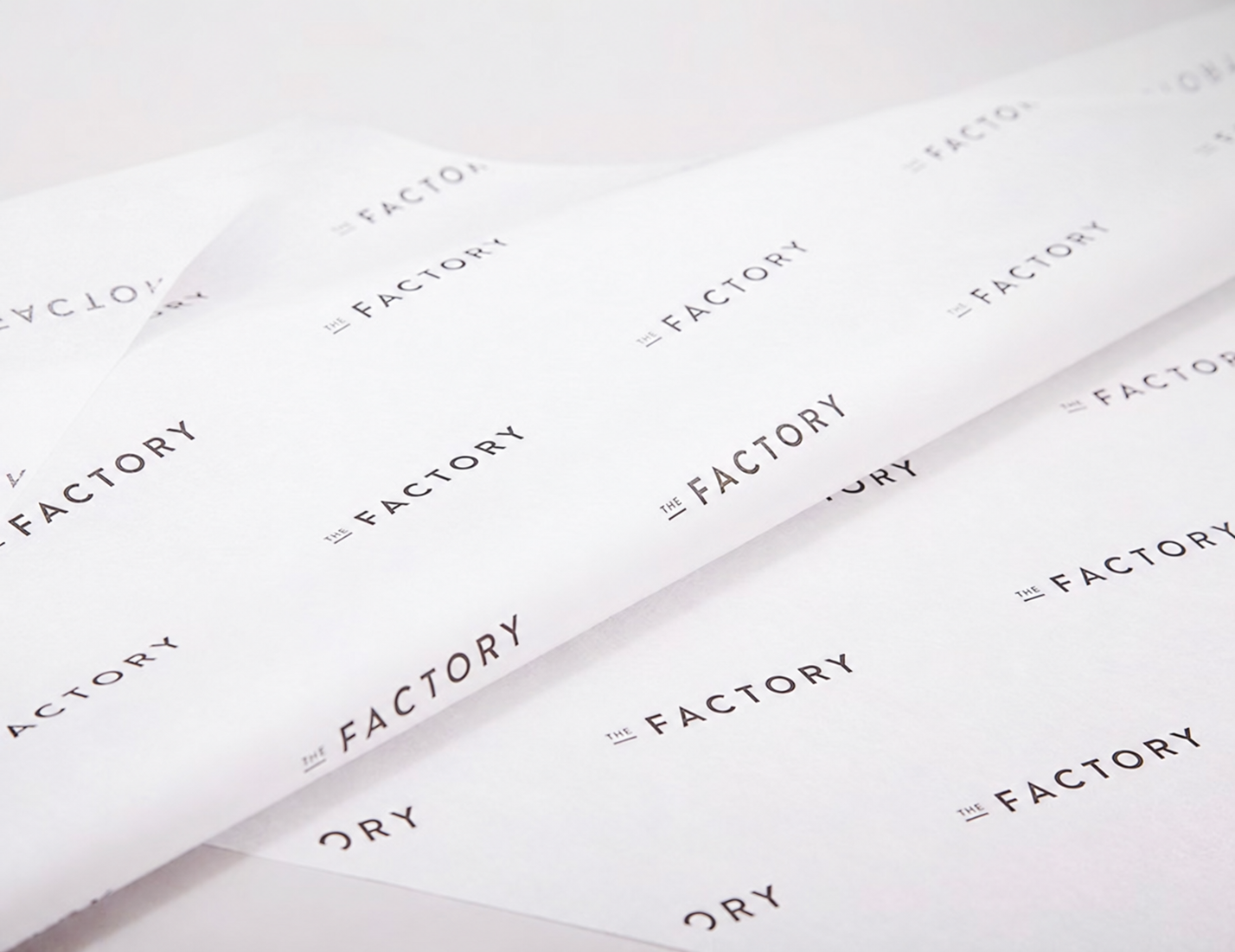 The Factory logolu beyaz pelur kağıdı