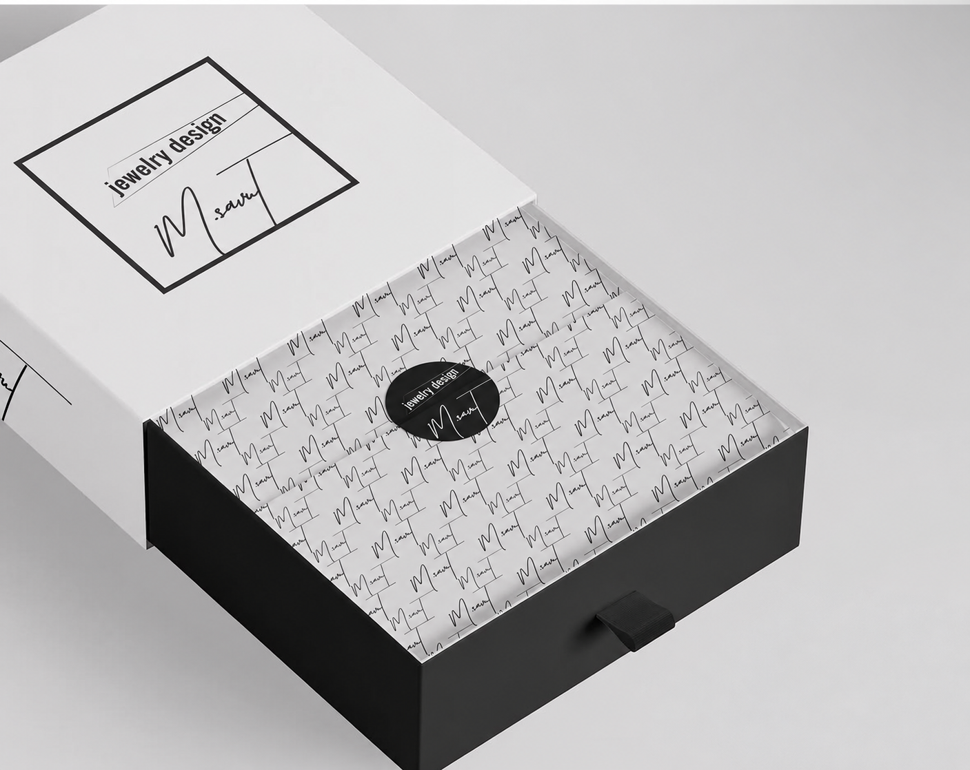 Siyah beyaz logolu pelur kağıdıyla takı kutusu sunumu