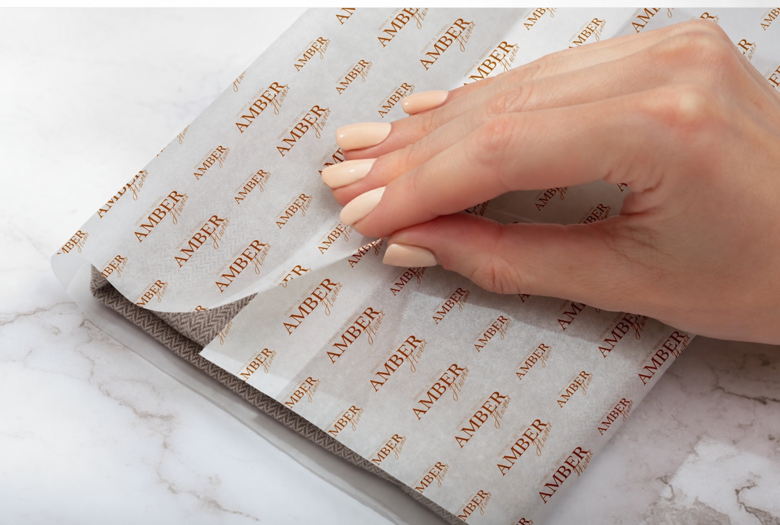 Amber logolu pelur kağıdıyla ürün sarma örneği