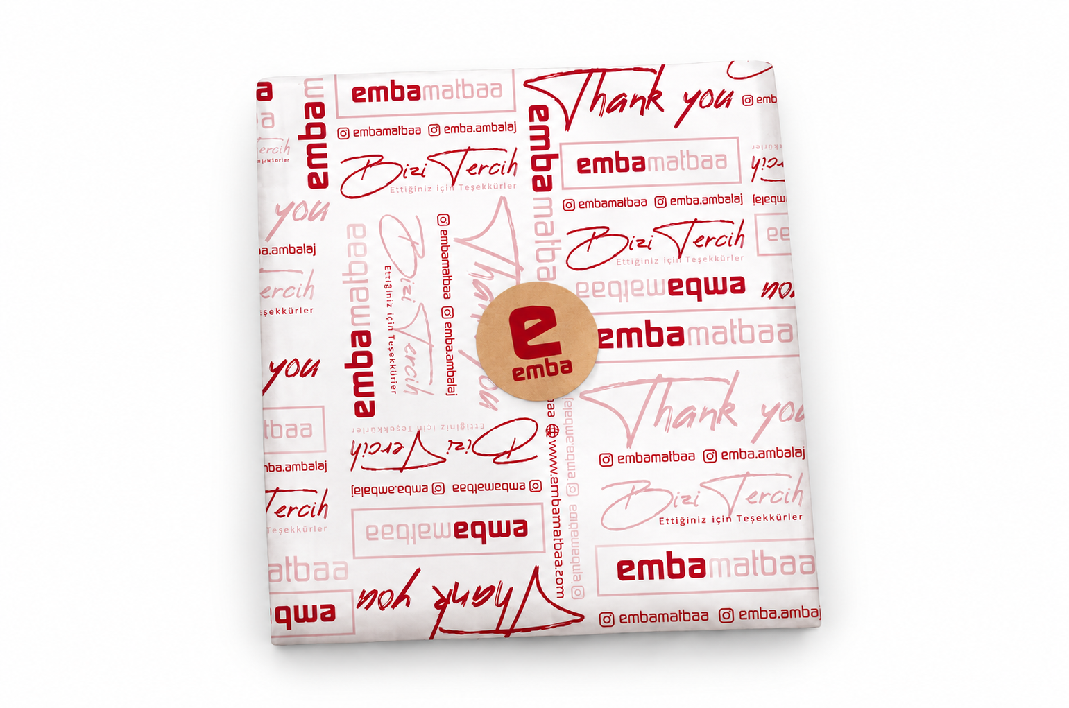 Emba logolu baskılı pelur kağıdı Beyaz fonda Emba logolu baskılı pelur kağıdıyla sarılmış paket