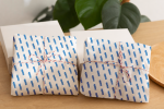 Zeppelin desenli baskılı pelur kağıdıyla sarılmış iki paket