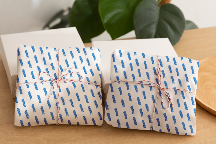 Zeppelin desenli baskılı pelur kağıdıyla sarılmış iki paket